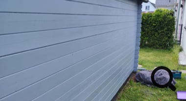 Gartenlaube Schleifen und Streichen